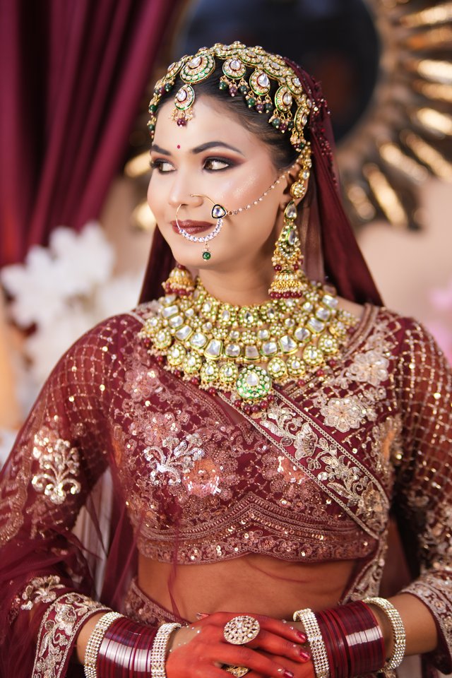 High-definition bridal glam close-up with bold eye makeup, designed for HD photography and video